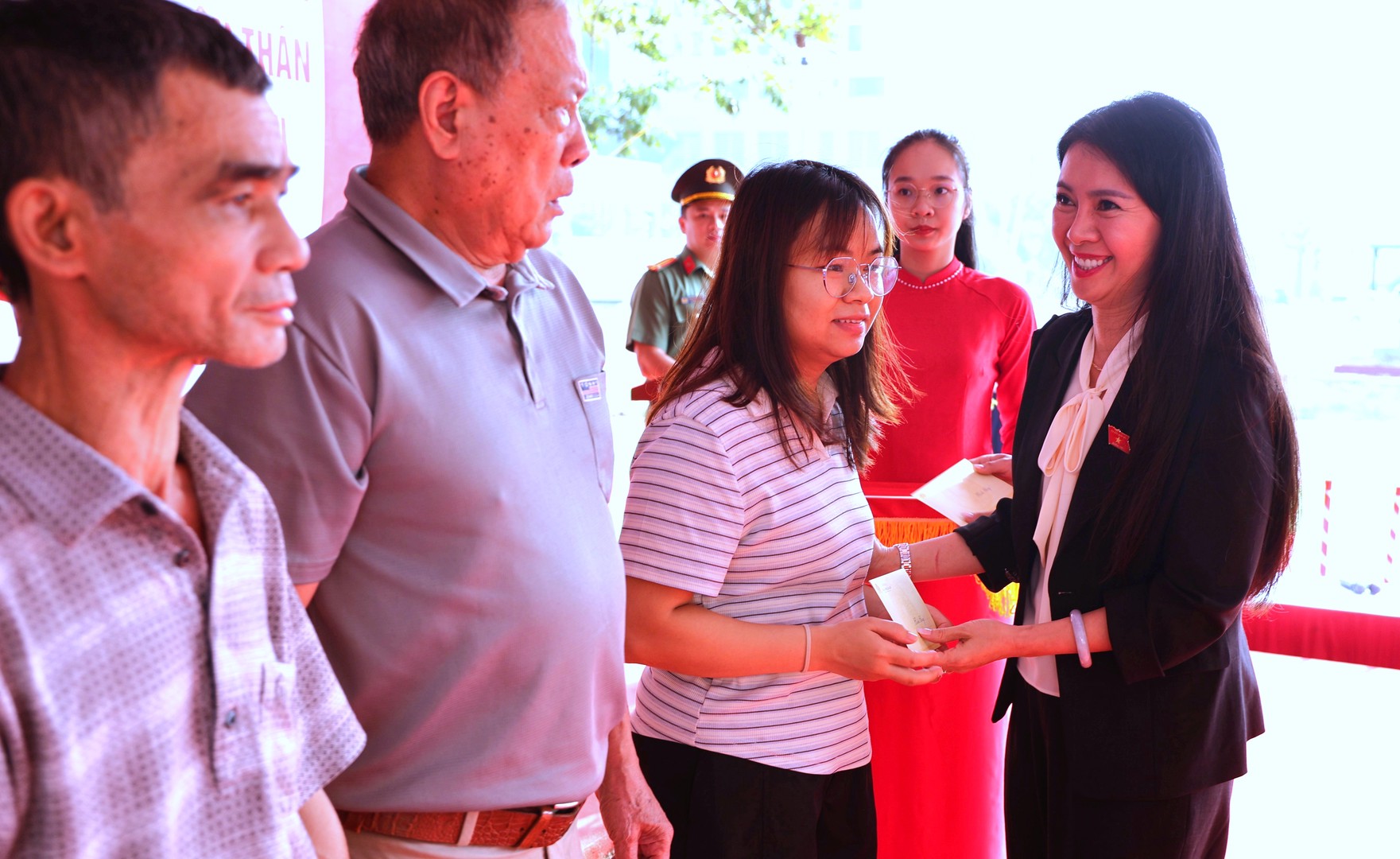 7. Đồng chí Đoàn Thu Hà - Phó Bí thư Tỉnh ủy, Trưởng đoàn ĐBQH tỉnh trao tặng những phần quà đến đại diện thân nhân gia đình các anh hùng liệt sĩ Công an tỉnh.JPG