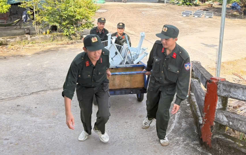 Hình 3. ĐVTN CSCĐ vận chuyển đèn năng lượng mặt trời.jpg