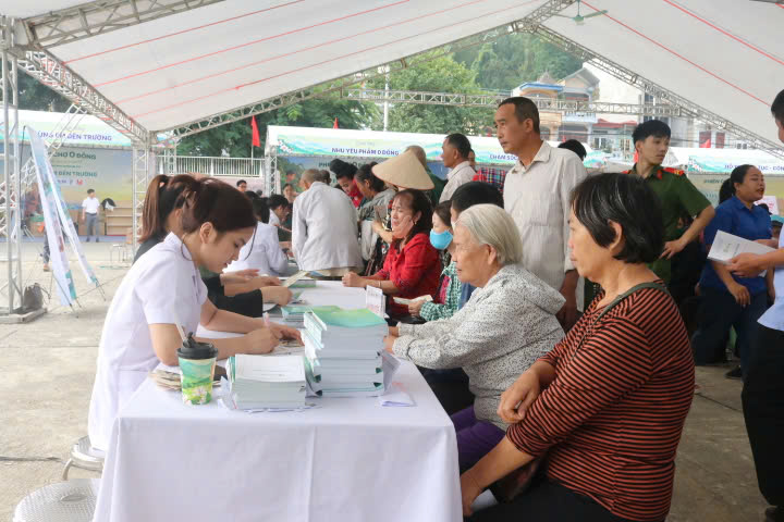 Khám bệnh miễn phí cho người dân.jpg