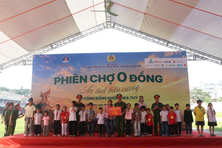 Trao tặng 15 chiếc xe đạp cho các em nhỏ đến trường.jpg