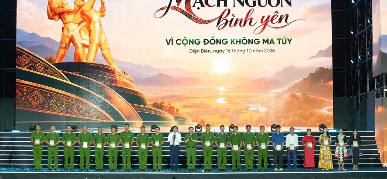 Tặng quà 20 cán bộ chiến sĩ và gia đình thuộc Công an tỉnh Điện Biên có hoàn cảnh đặc biệt khó khăn.jpg
