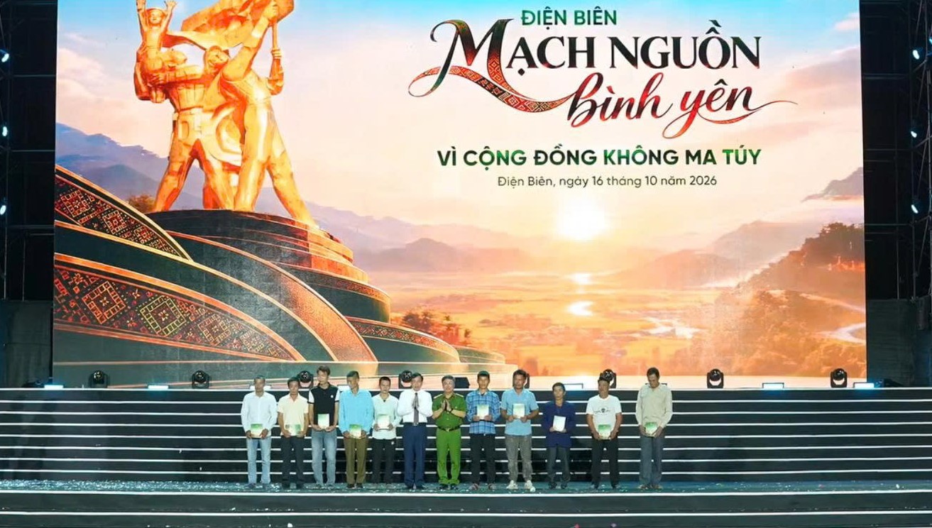 Trao quà 10 người cai nghiện ma tuý thành công.jpg