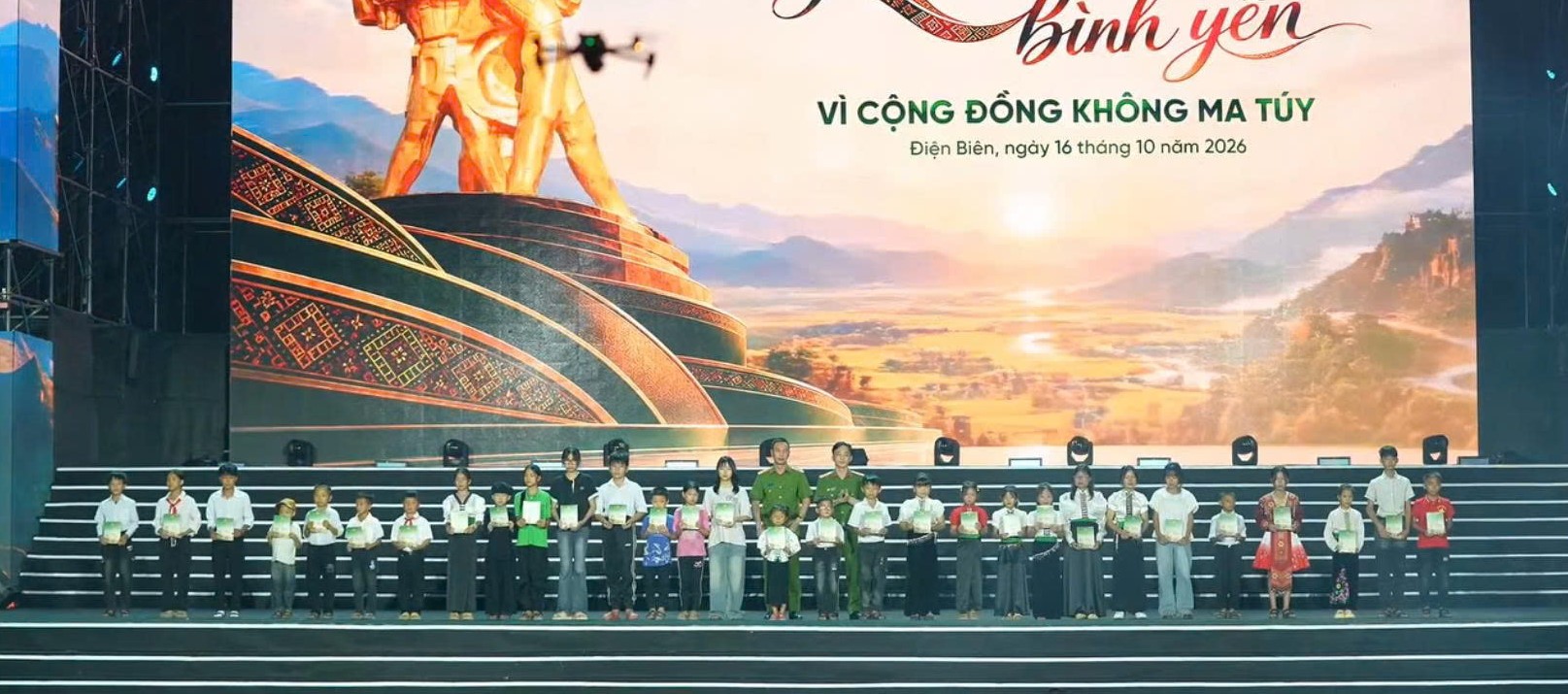 Tặng quà 30 em nhỏ tại chương trình.jpg