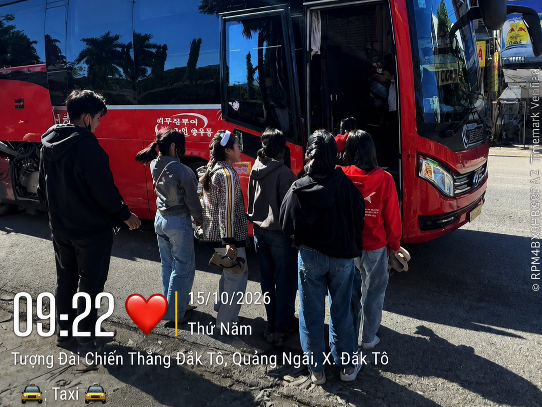 Hình ảnh được người dân chụp lại khi các cháu lên xe khách để đi làm ở tỉnh Hưng Yên.png