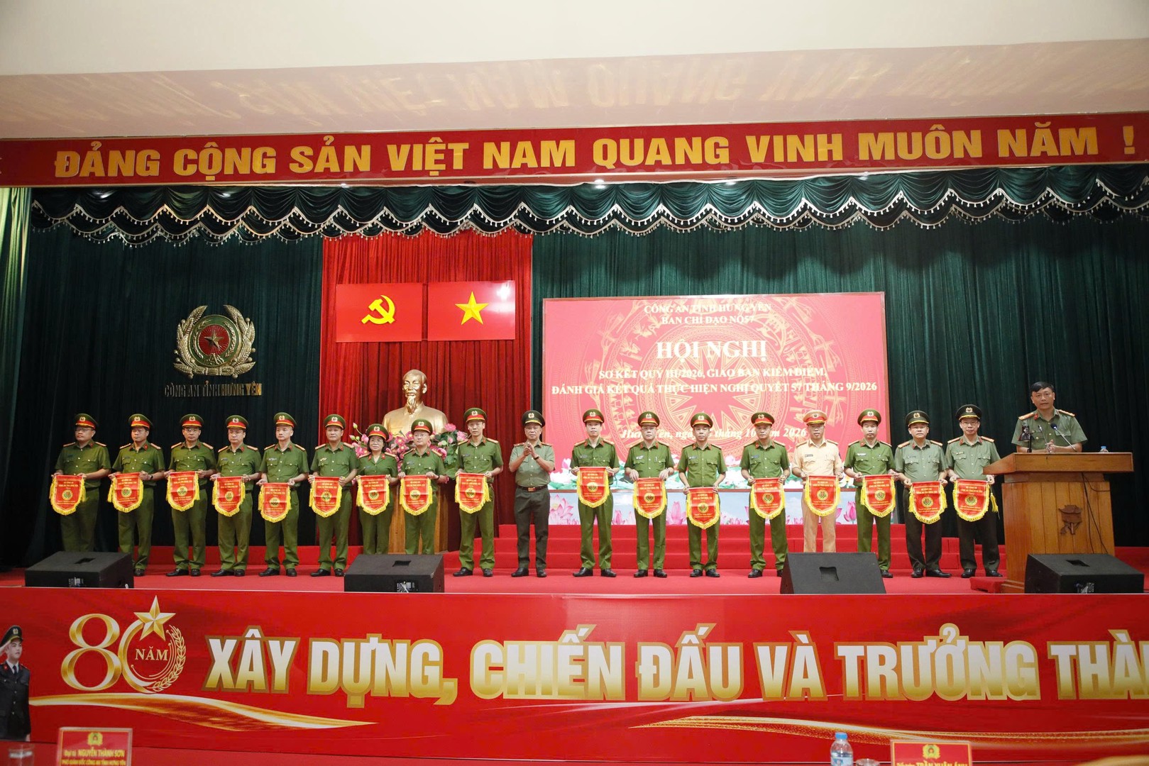 1. DONG CHI GIAM DOC CONG AN TINH TRAO CO THI DUA QUY III CHO CAC TAP THE.jpg