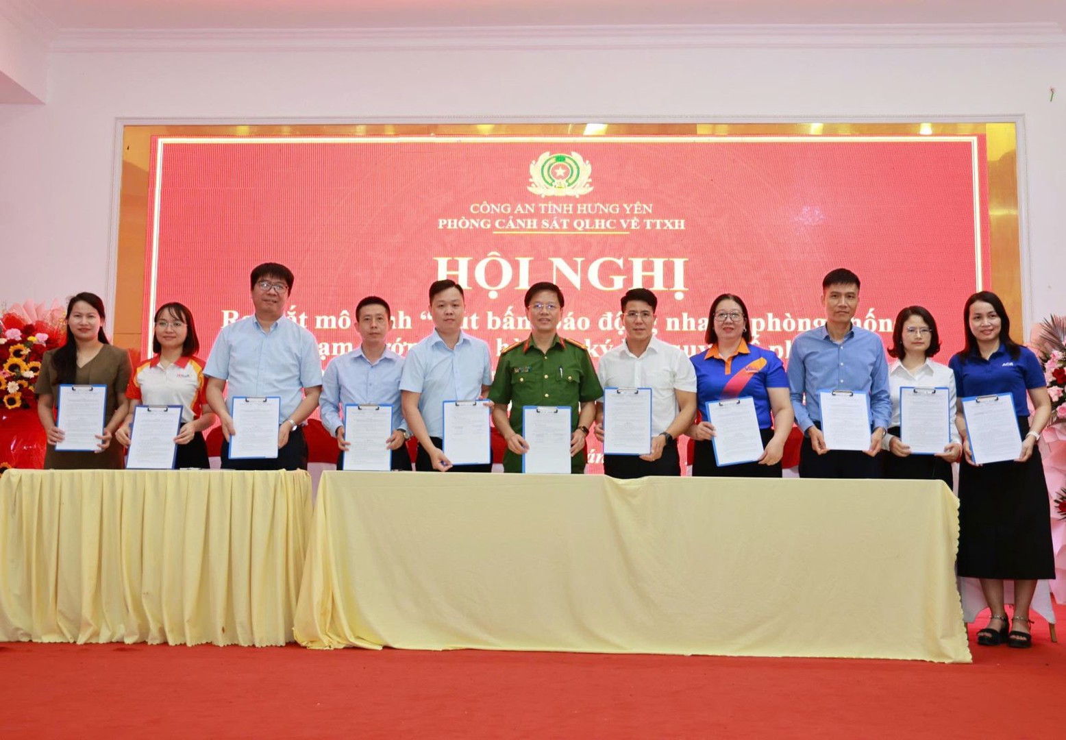 Ảnh 1_ Hội nghị ra mắt mô hình “nút bấm báo động nhanh phòng, chống tội phạm cướp Ngân hàng”, ký kết Quy chế phối hợp giữa Phòng PC06 và các Ngân hàng cổ phần trên địa bàn Phường Phố Hiến.jpg