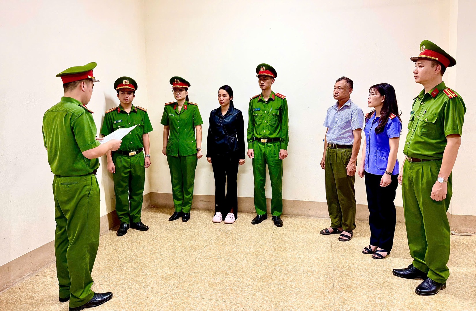 2. Cơ quan CSĐT Công an tỉnh Lào Cai ra quyết định khởi tố bị can đối với Lê Kim Anh về tội chống người thi hành công vụ.jpg