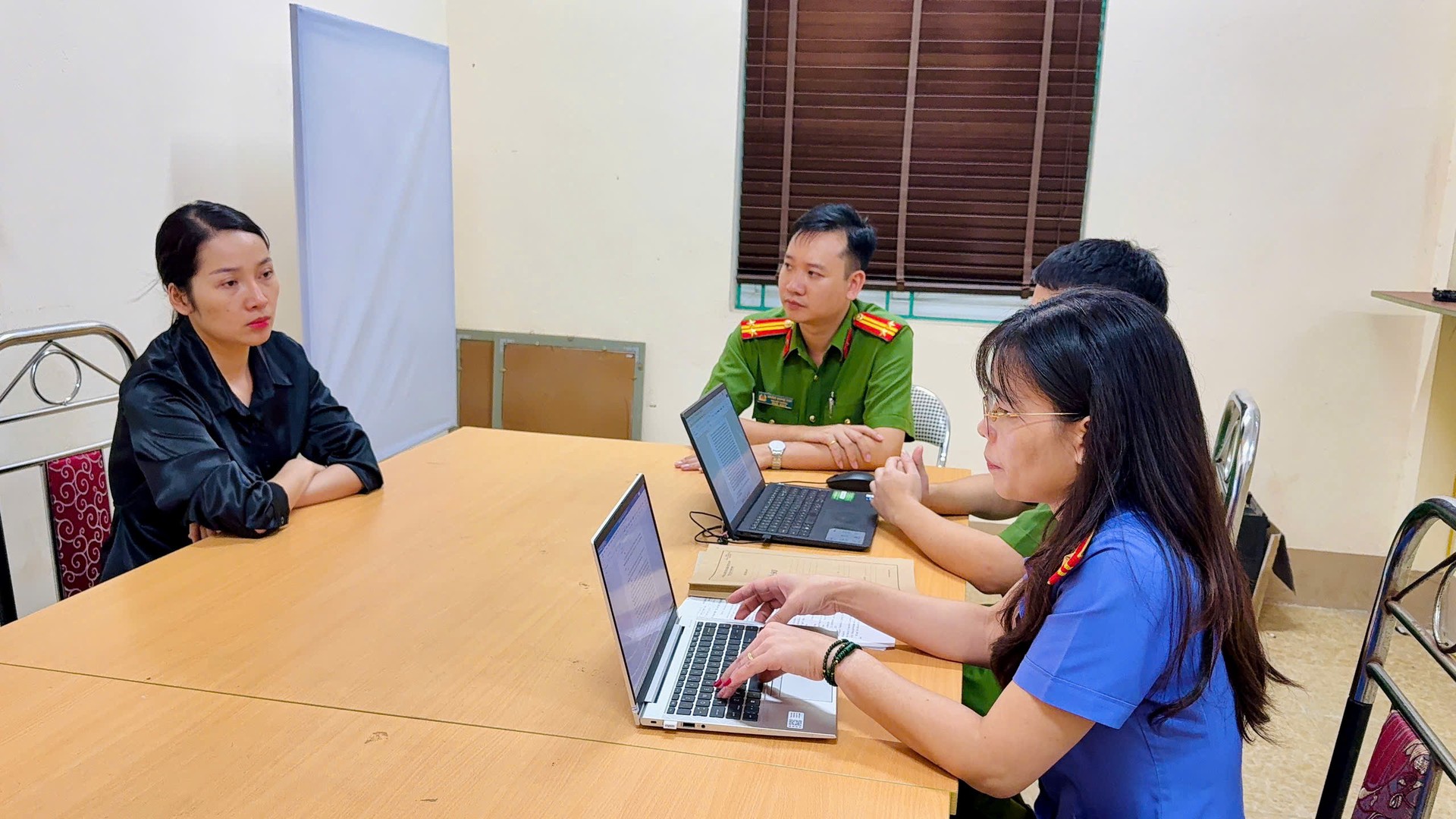 3. Lê Kim Anh làm việc với cơ quan chức năng.jpg