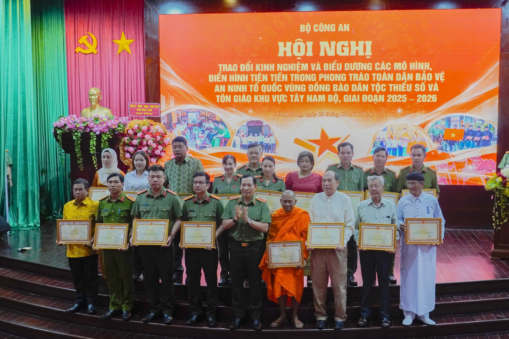 trao khen.jpg