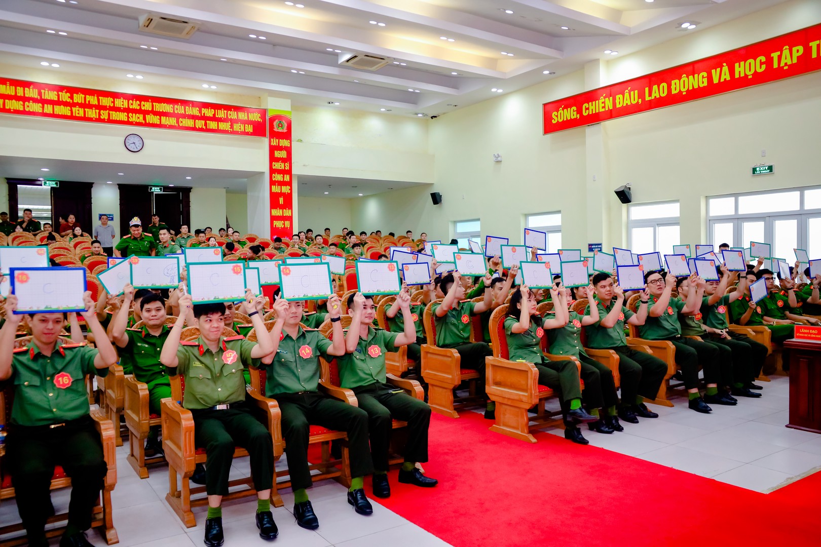 3 các thí sinh sôi nổi (1).jpg
