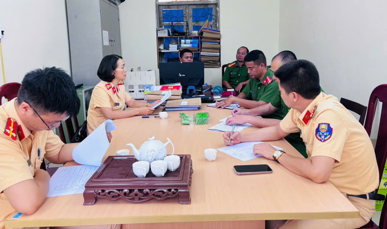 Tổ công tác phối hợp khống chế tại xã Na Sang.jpg