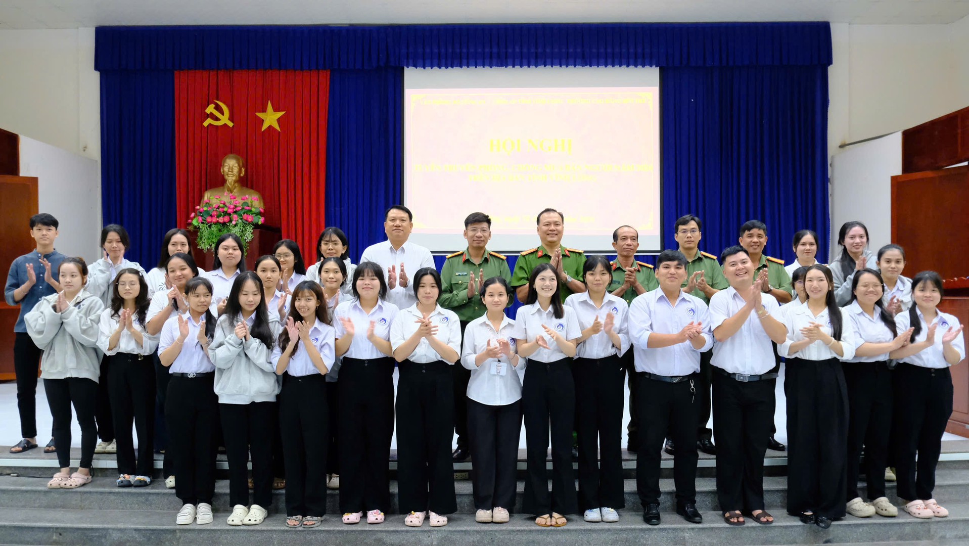 Chụp ảnh lưu niệm.jpg
