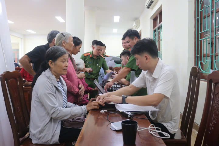 Lấy mẫu vân tay của thân nhân liệt sĩ.jpg