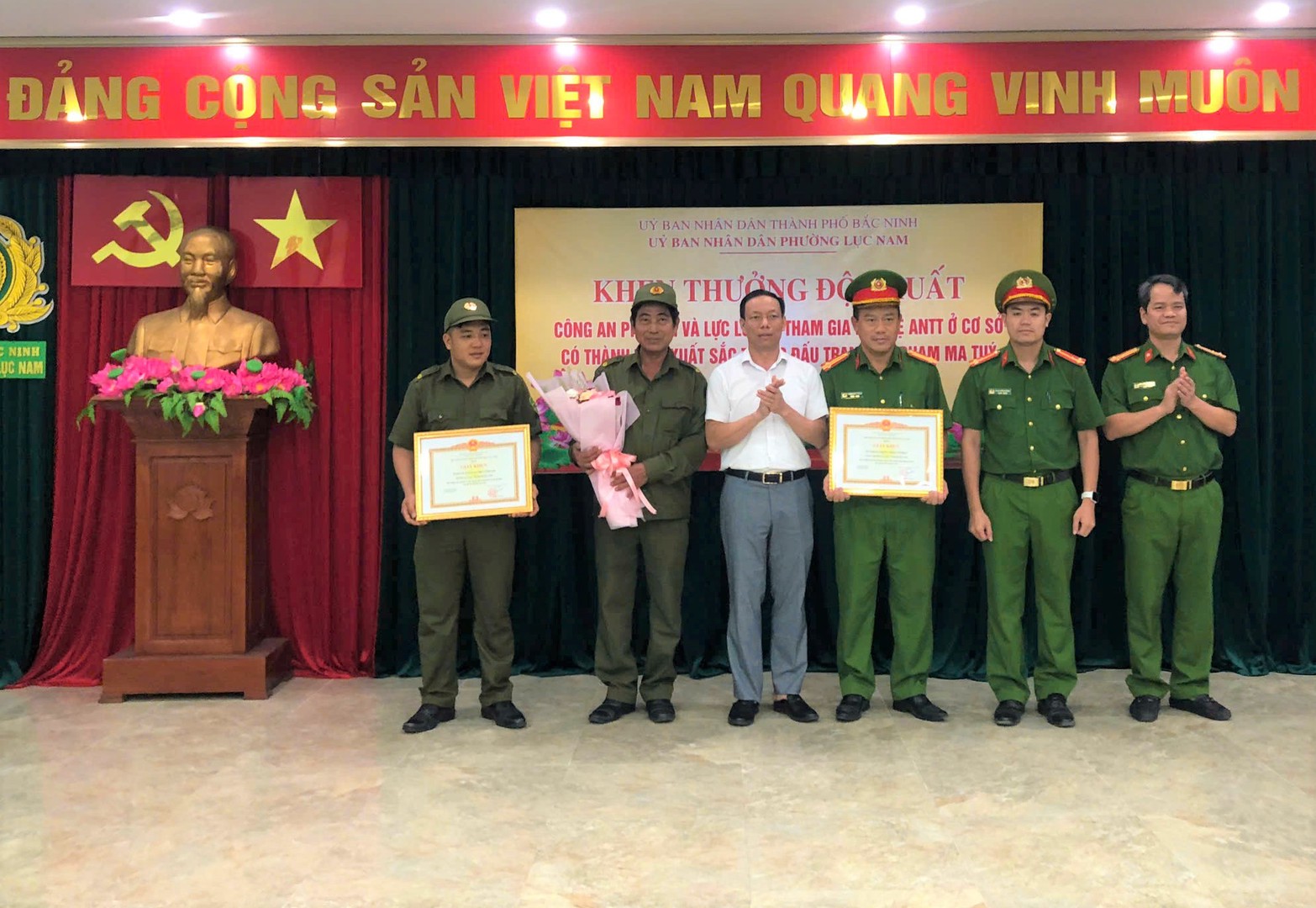 Chủ tịch UBND phường Lục Nam trao giấy khen.jpg