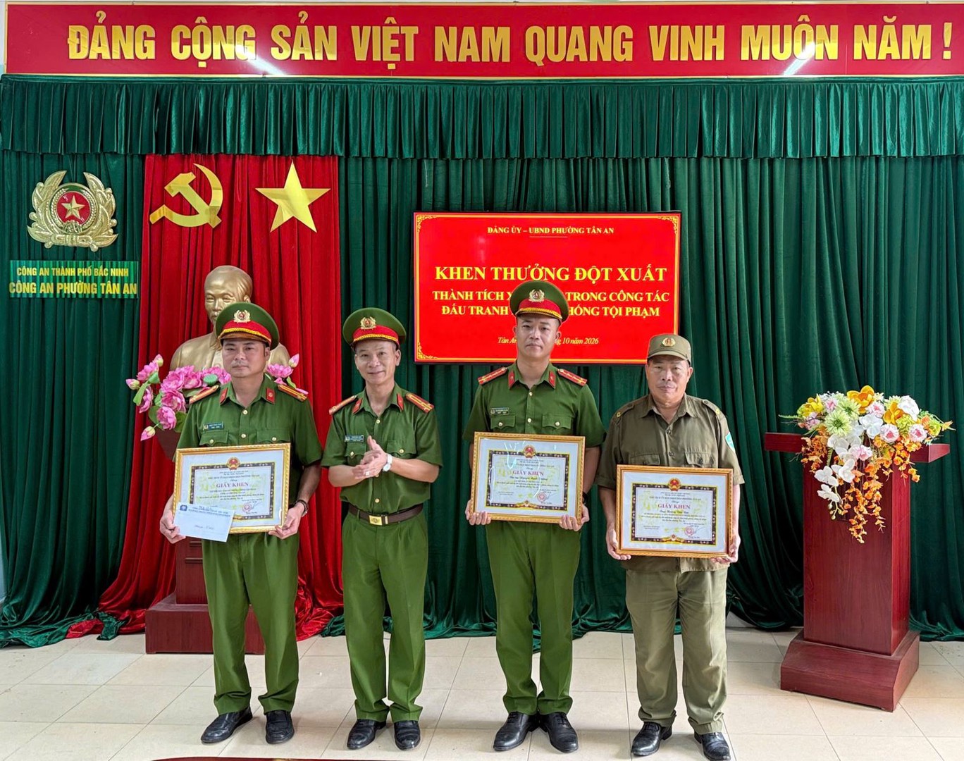 Chỉ huy Công an phường Tân An trao giấy khen cho các tập thể, cá nhân có thành tích xuất sắc trong đấu tranh phòng, chống ma túy.jpg