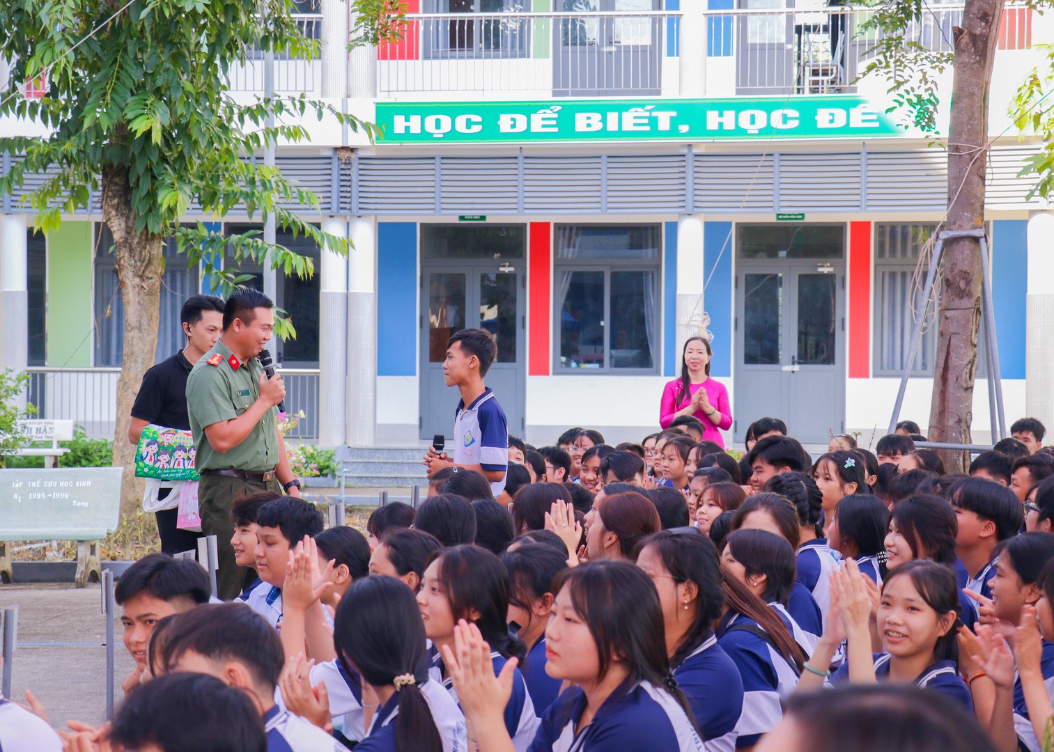 Các em học sinh hào hứng tham gia (4).jpg