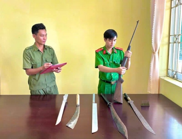Lực lượng tham gia bảo vệ ANTT cơ sở cùng cán bộ Công an kiểm tra vũ khí sau khi được vận động thu hồi.jpg