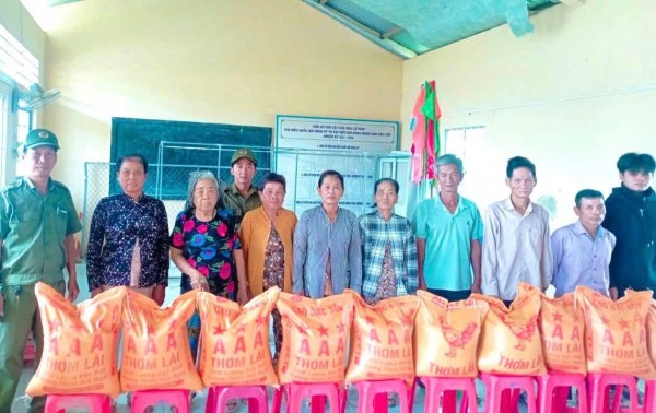 Đồng chí Nguyễn Quốc Hận, Tổ trưởng Tổ ANTT ấp Ninh Thành vận động quà trao tặng cho các hộ dân có hoàn cảnh khó khăn.jpg