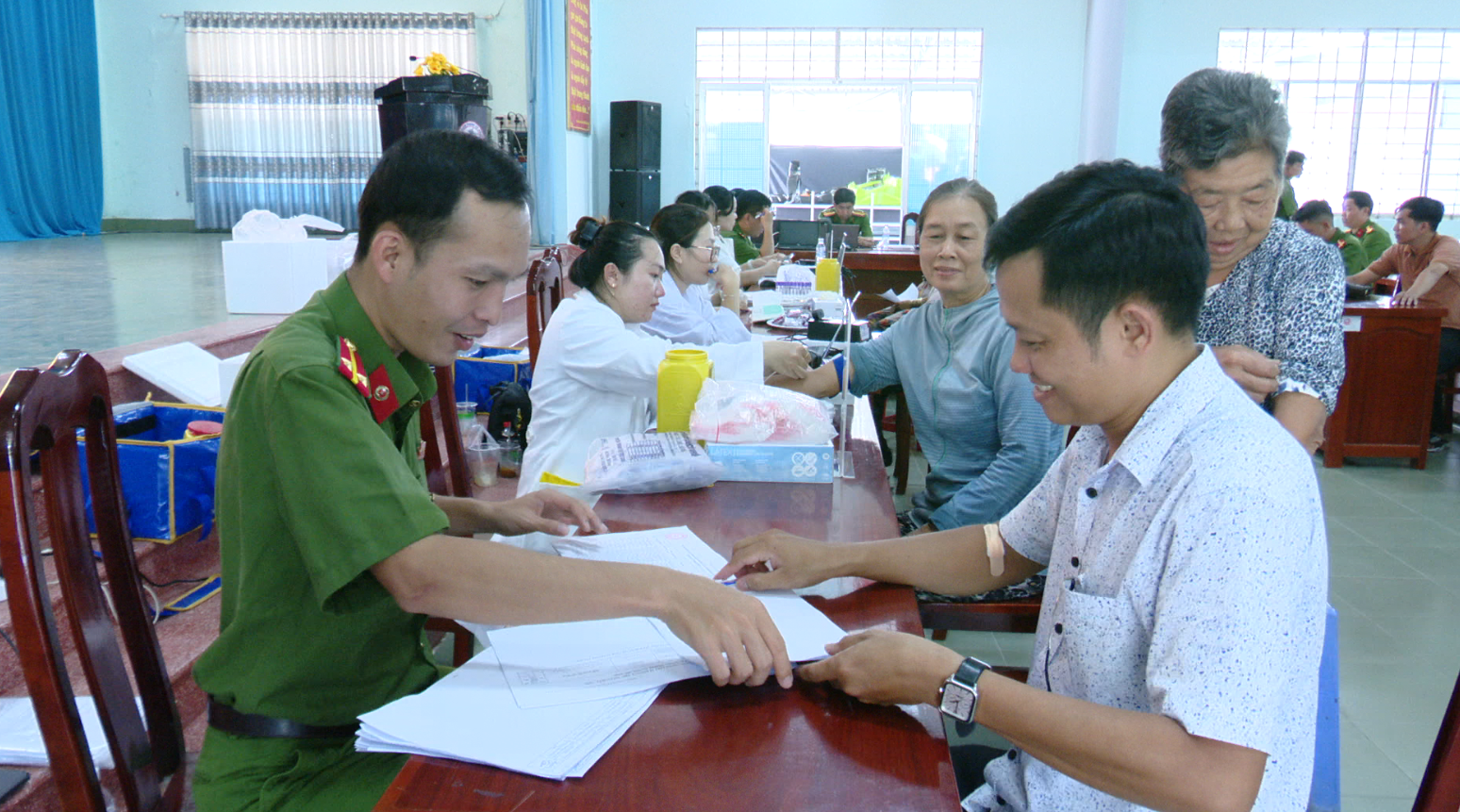 Thu nhận mẫu sinh phẩm ADN thân nhân liệt sĩ tại xã Tân Phú. Ảnh Lê Hoài.PNG