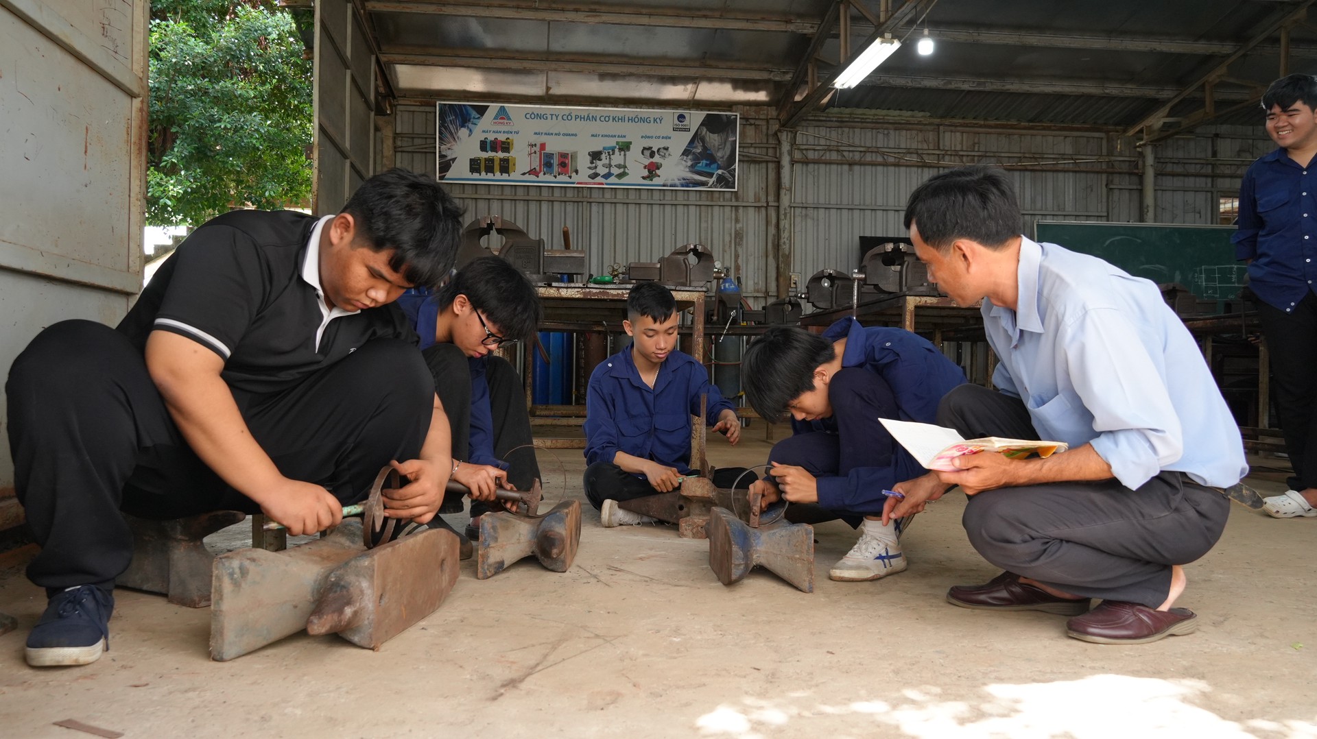Giáo dục, đào tạo nghề góp phần định hướng tương lai và giúp các em phòng ngừa nguy bị lừa đảo việc nhẹ lương cao. Ảnh Trọng Tín.JPG
