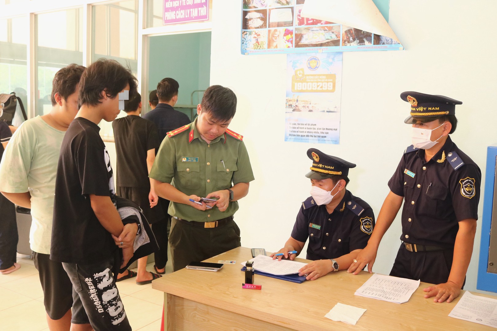 Công an tỉnh Đồng Tháp phối hợp lực lượng chức năng tiếp nhận công dân Việt Nam bị Campuchia trao trả. Ảnh Phước Thanh.JPG