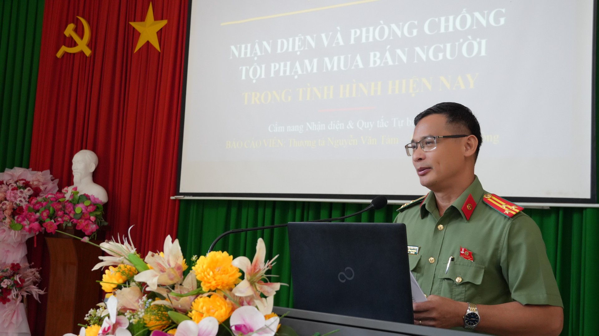Mỗi người cần nâng cao cảnh giác trước những lời mời gọi hấp dẫn nhưng thiếu cơ sở xác thực - Thượng tá Nguyễn Văn Tám. Ảnh Trọng Tín.JPG