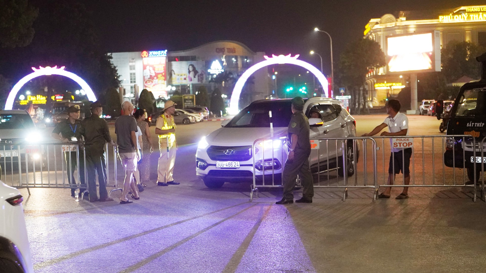 05 Lực lượng Cảnh sát giao thông, an ninh cơ sở lập các chốt kiểm soát an ninh từ sớm, từ xa.JPG