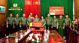 Công an tỉnh Thanh Hóa trao hơn 750 triệu đồng; hơn 3 nghìn bộ quần áo và chăn ấm hỗ trợ các tỉnh miền Trung, Tây Nguyên khắc phục hậu quả thiên tai