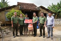 Công an TP Cần Thơ đồng hành cùng người dân bị ảnh hưởng bởi lũ lụt trên địa bàn tỉnh Khánh Hòa