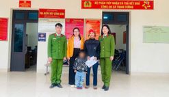 Công an xã Trịnh Tường, tỉnh Lào Cai hỗ trợ cháu bé có nguy cơ bị mất thính giác được điều trị kịp thời