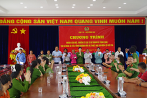 Trao quà, hỗ trợ cán bộ chiến sĩ và Nhân dân bị thiệt hại do mưa lũ tại Khánh Hòa