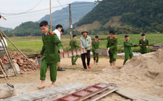 Công an tỉnh Lào Cai thần tốc dựng lại mái nhà cho Nhân dân sau bão
