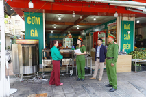 Công an Điện Biên ra quân giải tỏa tình trạng lấn chiếm vỉa hè, lòng đường