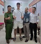 Anh lái xe taxi tốt bụng, liên hệ Công an phường trao trả tài sản cho người nước ngoài bỏ quên