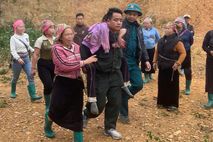 Lai Châu: Công an xã Khoen On băng rừng xuyên đêm, kịp thời cứu người dân gặp nạn nguy kịch