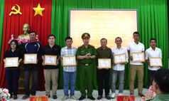 Khánh Hòa: Khen thưởng 21 người dân tham gia công tác ứng phó, khắc phục hậu quả thiên tai