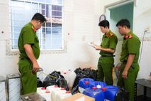 Công an thành phố Cần Thơ nhanh chóng bóc gỡ đường dây sản xuất, buôn bán nước hoa giả