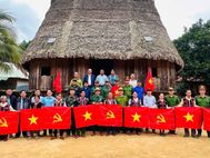 Đà Nẵng: Bàn giao hệ thống điện năng lượng mặt trời cho người dân thôn Aur, xã Avương