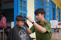 Vượt đường sạt lở, mang yêu thương đến với bà con Nhân dân miền núi