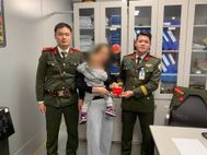 Đội An ninh hàng không Công an thành phố Huế xác minh, trao trả tài sản thất lạc cho hành khách