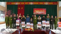 Công an tỉnh Cao Bằng thăm, chúc Tết và tặng quà đồng bào dân tộc thiểu số, các hộ khó khăn