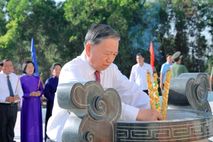 Tổng Bí thư Tô Lâm dâng hương tại Khu di tích lich sử văn hóa căn cứ Bàu Rong