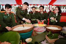 Công an tỉnh Lào Cai tổ chức Chương trình “Bánh chưng ngày Tết - Gắn kết nghĩa tình”