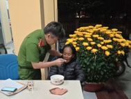 Quảng Ngãi: Công an xã Trà Giang hỗ trợ cụ bà đi lạc trở về đoàn tụ cùng gia đình dịp cận Tết