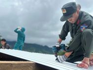 Công an tỉnh Quảng Ngãi kịp thời hỗ trợ nhân dân xã Ba Vì khắc phục hậu quả thiên tai