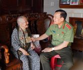 Thượng tướng Lê Tấn Tới thăm, tặng quà Mẹ Việt Nam anh hùng ở tỉnh Tây Ninh