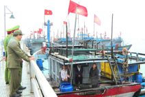 Công an thành phố Huế đẩy mạnh tuyên truyền, tạo điều kiện để ngư dân tham gia bầu cử