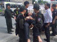 Cảnh sát cơ động Công an tỉnh Quảng Ngãi kịp thời đưa người bị tai nạn giao thông đi cấp cứu