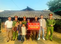 Lào Cai: Trao sổ tiết kiệm tặng các em nhỏ có hoàn cảnh đặc biệt khó khăn