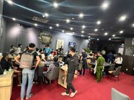 Khởi tố, bắt tạm giam đối tượng có nhiều tiền án thuê khách sạn để tổ chức đánh Poker trái phép